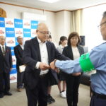 津山署長から表彰状を受け取る被表彰者=岡山県津山市で