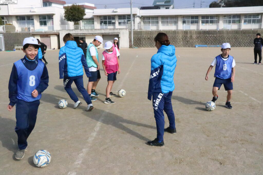 ドリブルを練習する児童たち=岡山県津山市大田の弥生小学校で