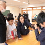 万華鏡の世界に見入る子どもたち=岡山県津山市で