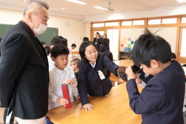 万華鏡の世界に見入る子どもたち=岡山県津山市で