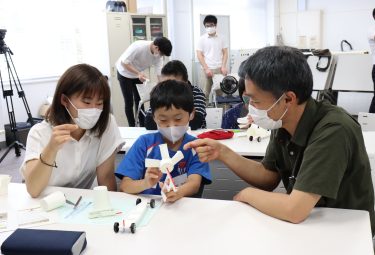 「津山高専で学ぼう！おもしろ科学教室」が27日、津山高専（沼）で開かれた