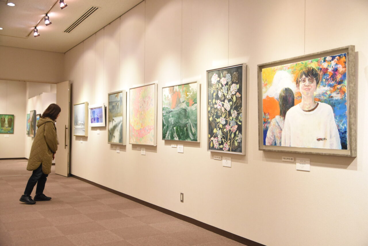 愛好家たちの力作に見入る来場者=岡山県美作市で