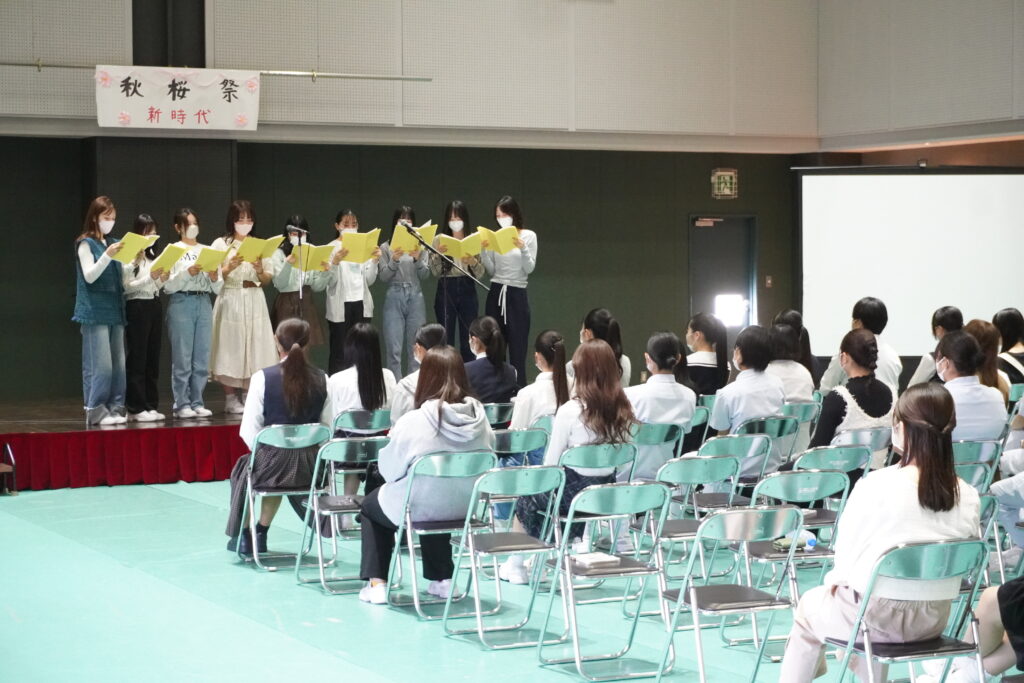 学校祭でステージ発表を行う学生ら