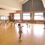 シュートを練習する園児たち