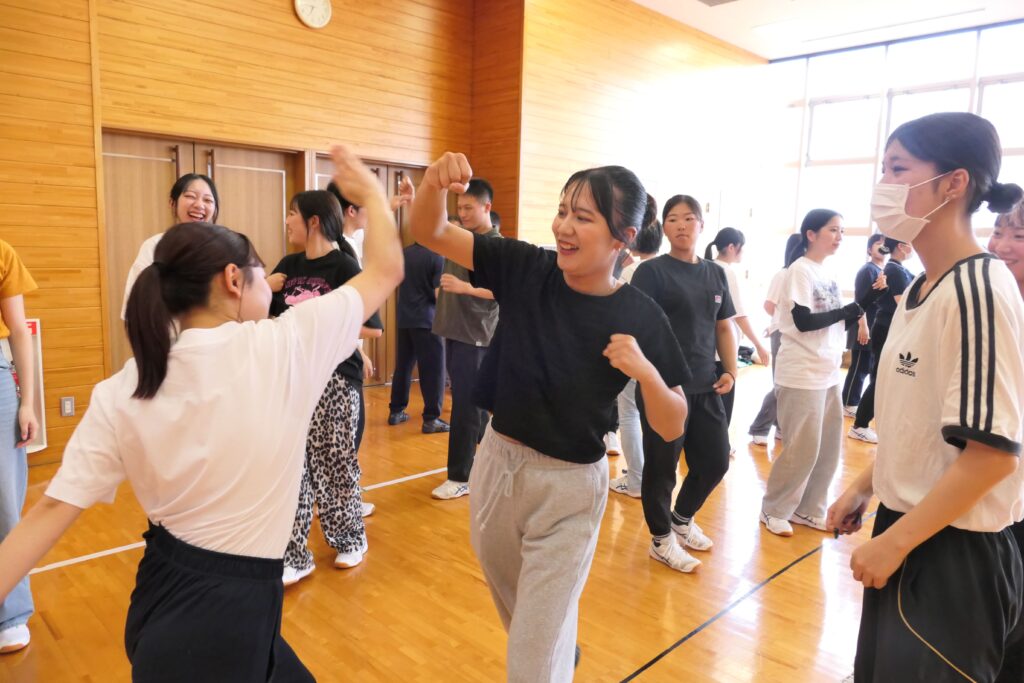 護身術の練習に取り組む学生たち