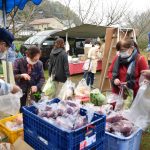 津山衆楽ライオンズクラブは８日、山北の城北橋下の宮川河川敷で開かれた作州津山宮川朝市に９年ぶりに出店した