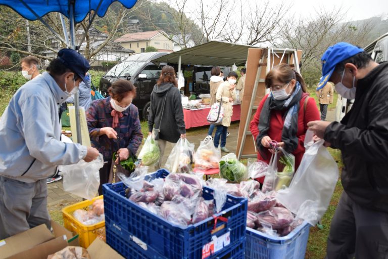 津山衆楽ライオンズクラブは８日、山北の城北橋下の宮川河川敷で開かれた作州津山宮川朝市に９年ぶりに出店した