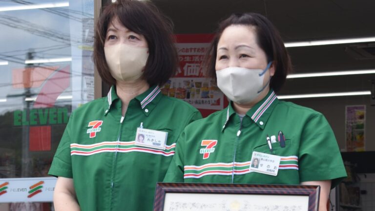 感謝状を受け取ったセブンイレブン津山国分寺店の妹尾さん