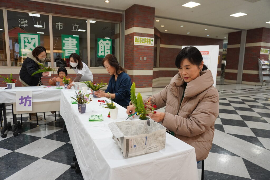 生け花体験を楽しむ参加者ら