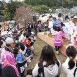 時代行列のメンバーによる餅まきと菓子まき=岡山県津山市で