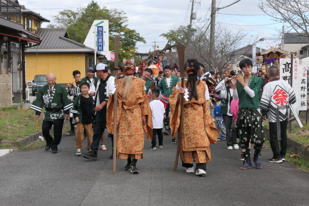 御旅所から神社に戻る行列