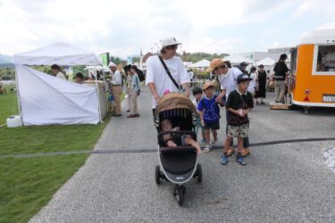 家族連れらでにぎわう会場=岡山県真庭市、グリーナブルヒルゼンで