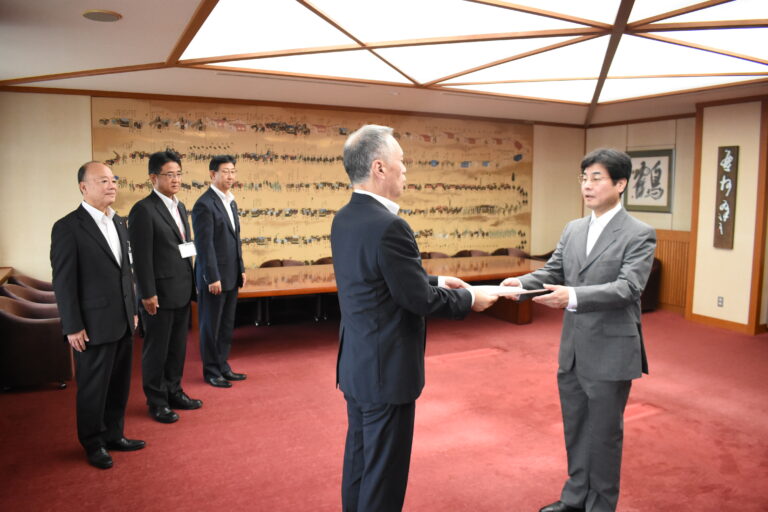 谷口市長から教育委員の辞令を受け取る大西教授=岡山県津山市で