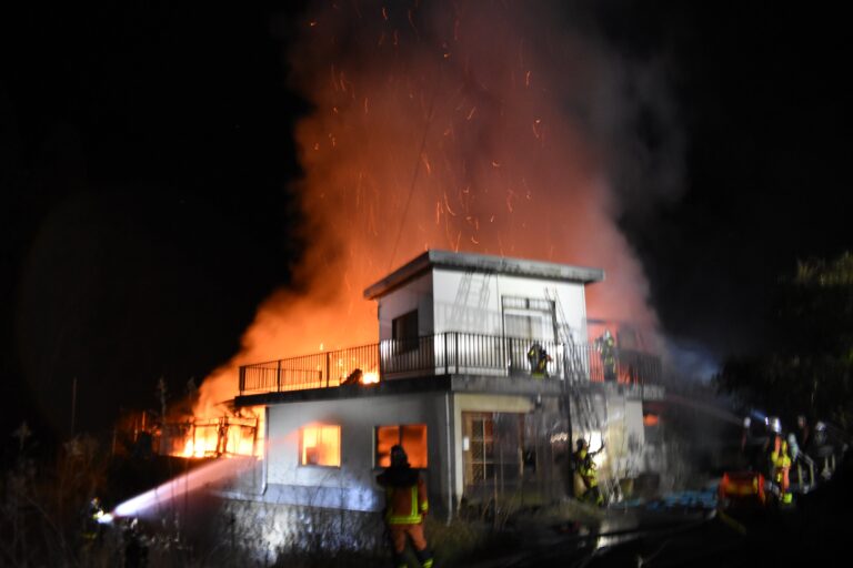 炎を上げて燃える建物=岡山県鏡野町で