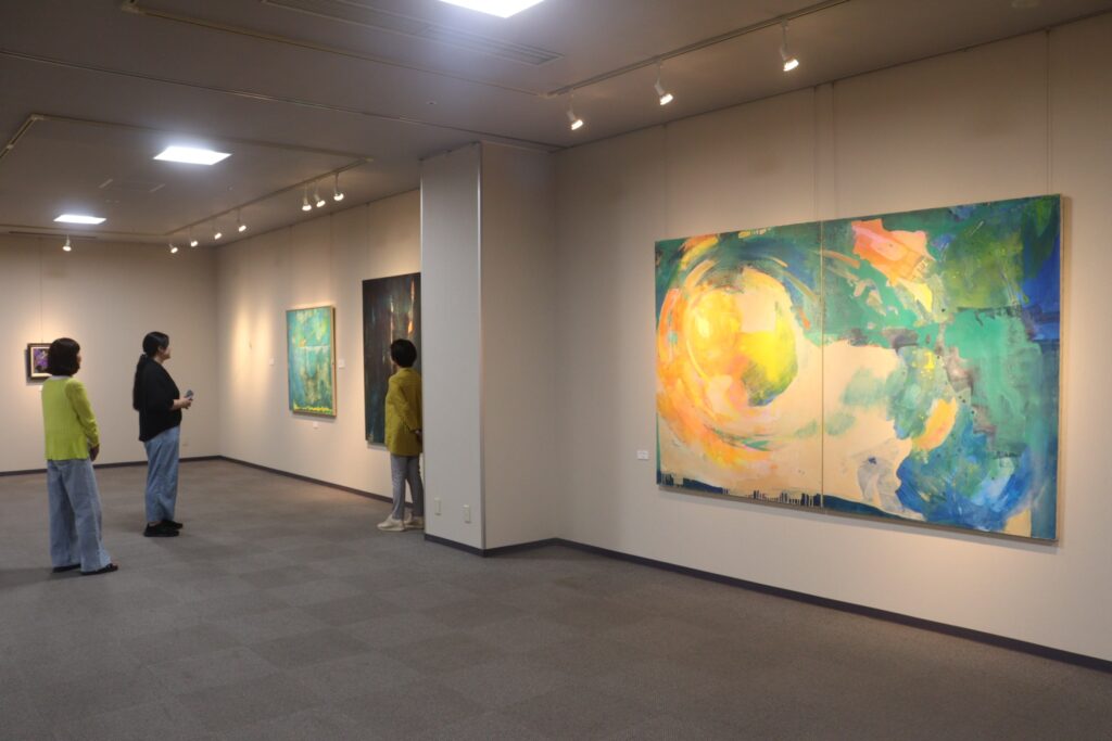 八木さんの抽象画の大作「雨上がり・希望2018」