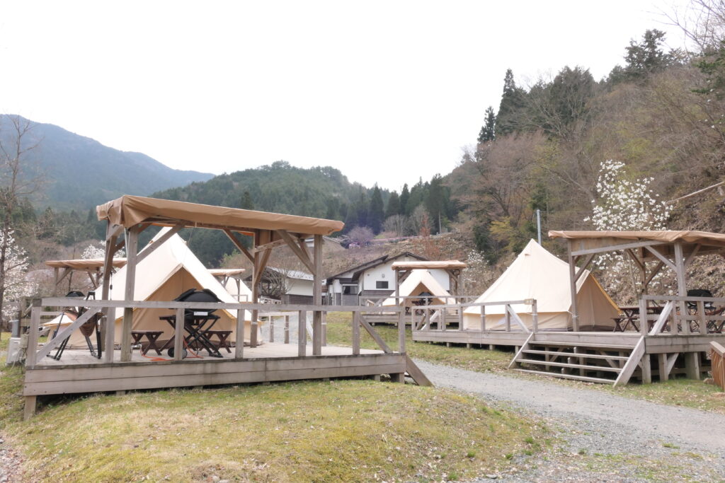 自然に囲まれたグランピング施設