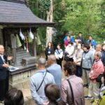 坂田金時をまつる栗柄神社を見学する小山町の訪問団=岡山県勝央町で