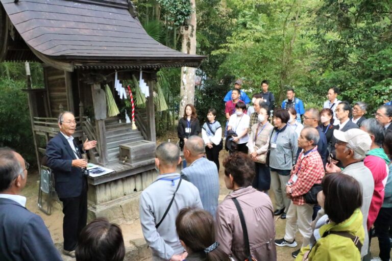 坂田金時をまつる栗柄神社を見学する小山町の訪問団=岡山県勝央町で