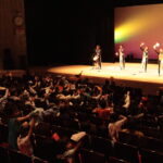 タオルを振りながら大いに盛り上がる会場