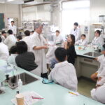 液体窒素に見入る参加者