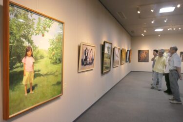 会場に並ぶメンバーたちの意欲作=岡山県津山市で