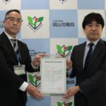 ユースエール認定書を受け取った嘉瀬井社長（右）=岡山県美作市で
