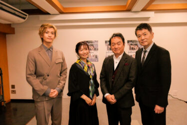 映画「キセキが、はじまる。」に出演した林さん（左）三倉さん（中央左）岸田さん（中央右、大谷監督=岡山県津山市で