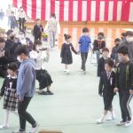 ６年生に連れられて入場する新１年生＝清泉小学校で