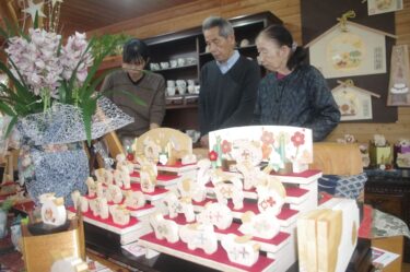 夢咲村工房のクリスマス・正月作品展　自然と向き合い制作した約2000点の作品／岡山・奈義町