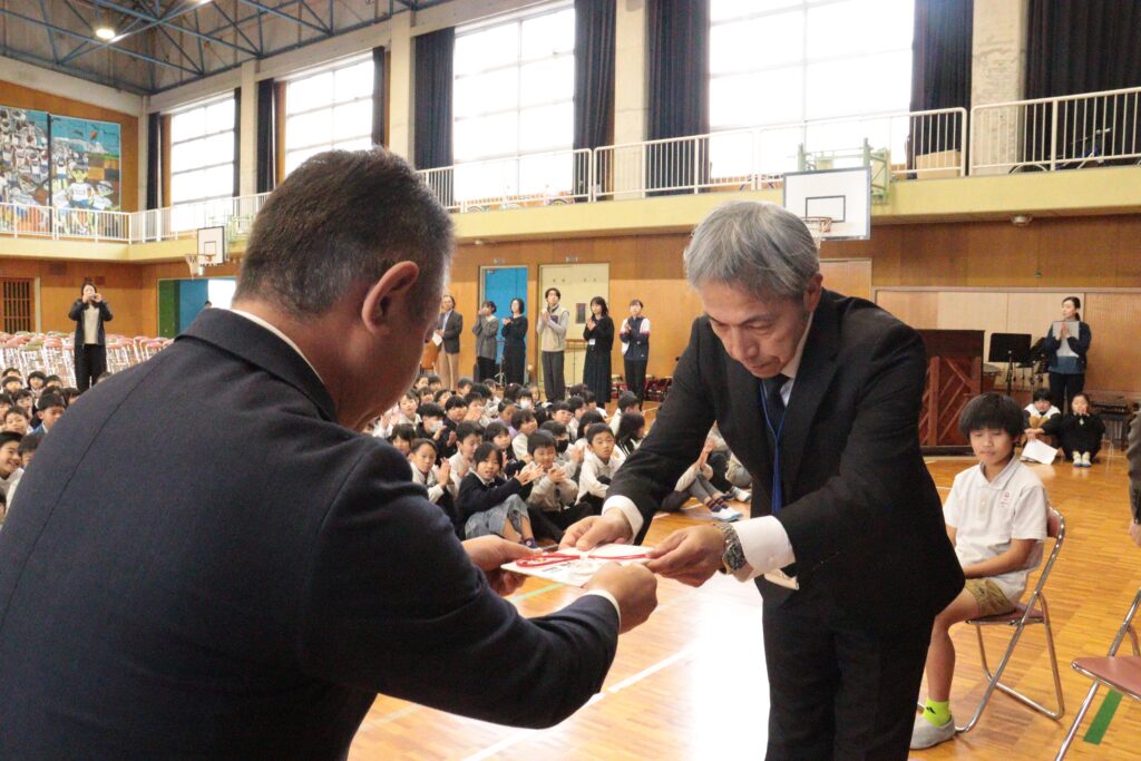 目録を受け取る髙山校長