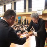 目録を受け取る髙山校長