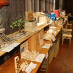 会場に並んだ作品に見入る来場者