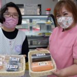 ミマダインロールケーキを手にする平尾所長（右）