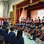 校歌を演奏する児童=岡山県津山市で