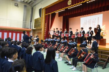 校歌を演奏する児童=岡山県津山市で