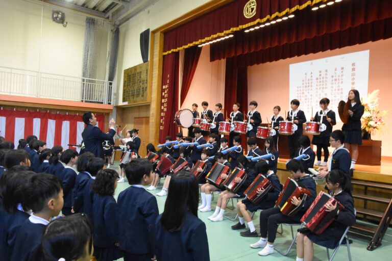 校歌を演奏する児童=岡山県津山市で