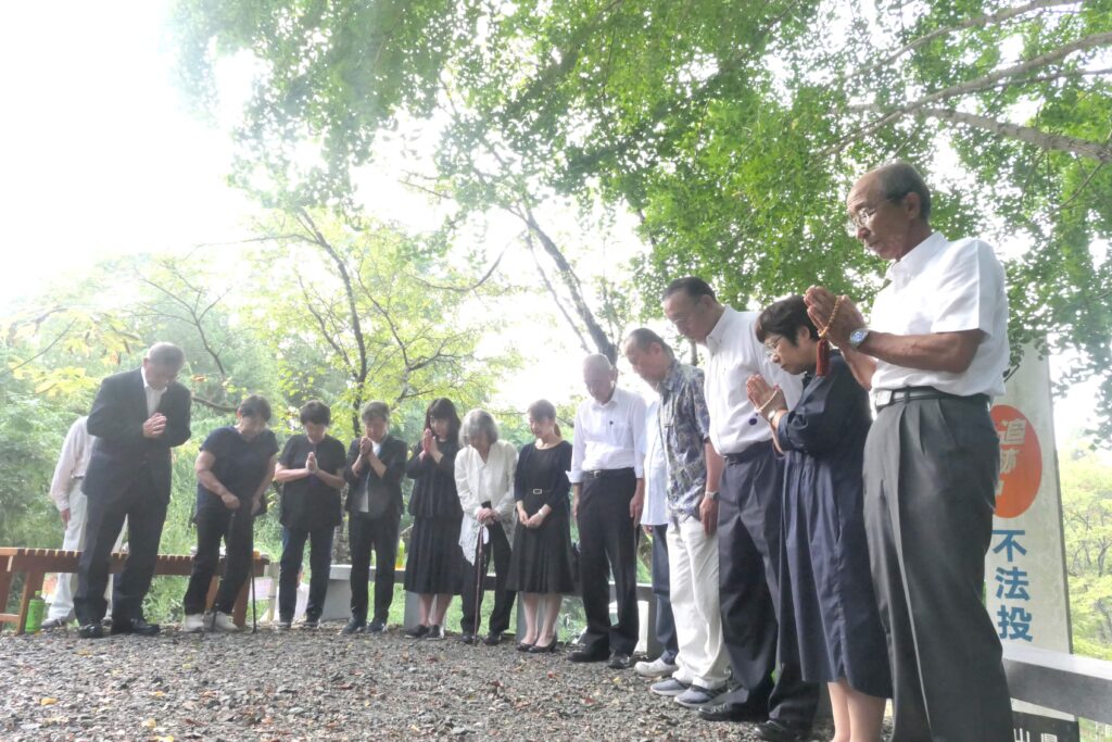 原爆投下時刻に黙とうを捧げる会員たち
