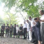 原爆投下時刻に黙とうを捧げる会員たち