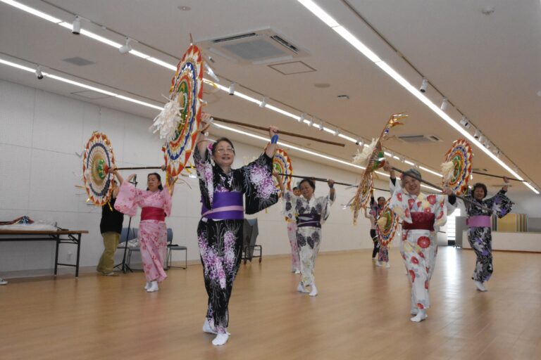 傘踊りを披露する台湾の訪問団=岡山県津山市で
