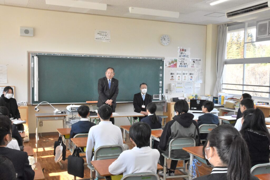 あいさつする山崎町長