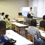 吉備国際大学の津川教授の話を聞いて心理学について学ぶ生徒たち=岡山県津山市で