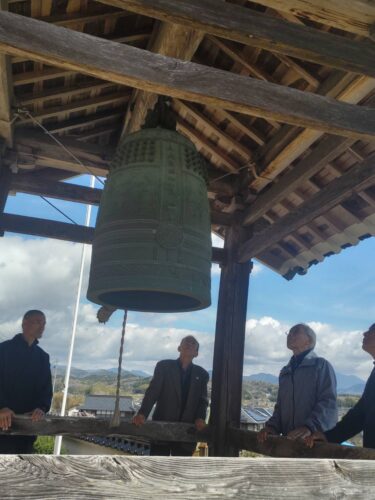 重森の碑文と絵がある釣り鐘