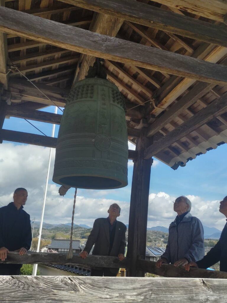 重森の碑文と絵がある釣り鐘