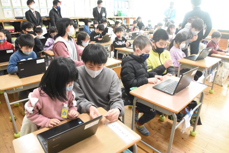 「ＧＩＧＡスクール構想」で、東小学校児童がパソコン体験