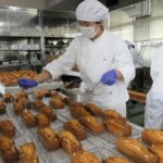 選手らをねぎらおうと菓子づくりに励む生徒たち=岡山県津山市で