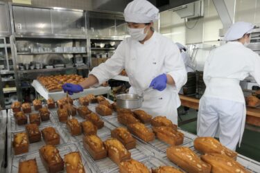 選手らをねぎらおうと菓子づくりに励む生徒たち=岡山県津山市で