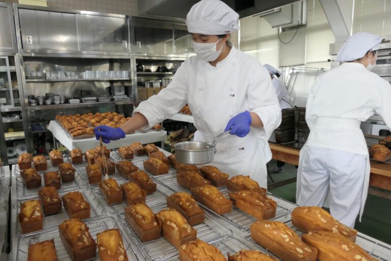 選手らをねぎらおうと菓子づくりに励む生徒たち=岡山県津山市で