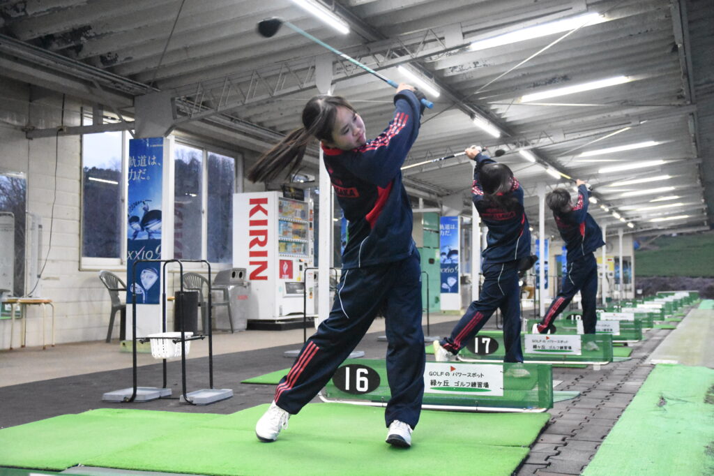 練習に汗流す美作高校ゴルフ部の3人