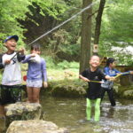 自作の水鉄砲で水遊びを楽しむ子どもたち=岡山県津山市で