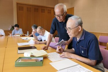 助言を受けながらくずし字の文章を読み解く参加者=岡山県津山市で